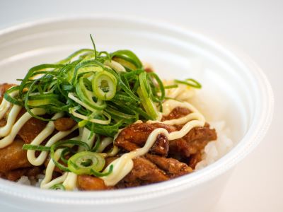 ネギマヨやきとり丼の写真