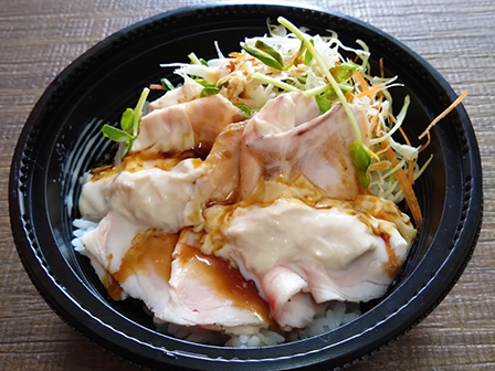キッチンカー7（湯葉乗せローストポーク丼）の写真
